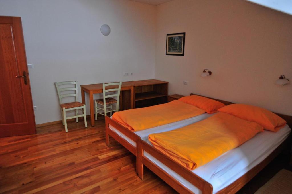 Postel nebo postele na pokoji v ubytování Tourist Farm Pri Kafolu