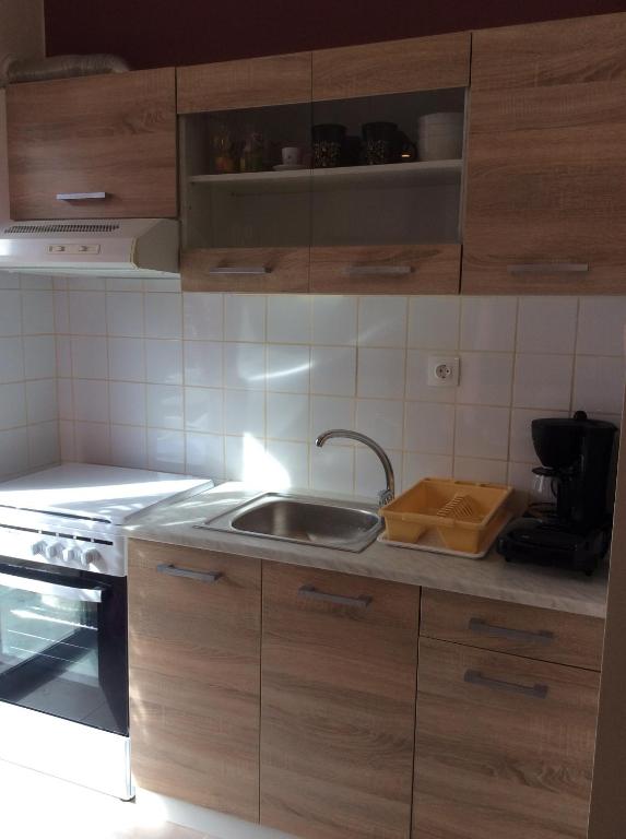 Kuchyňa alebo kuchynka v ubytovaní Sunny apartment