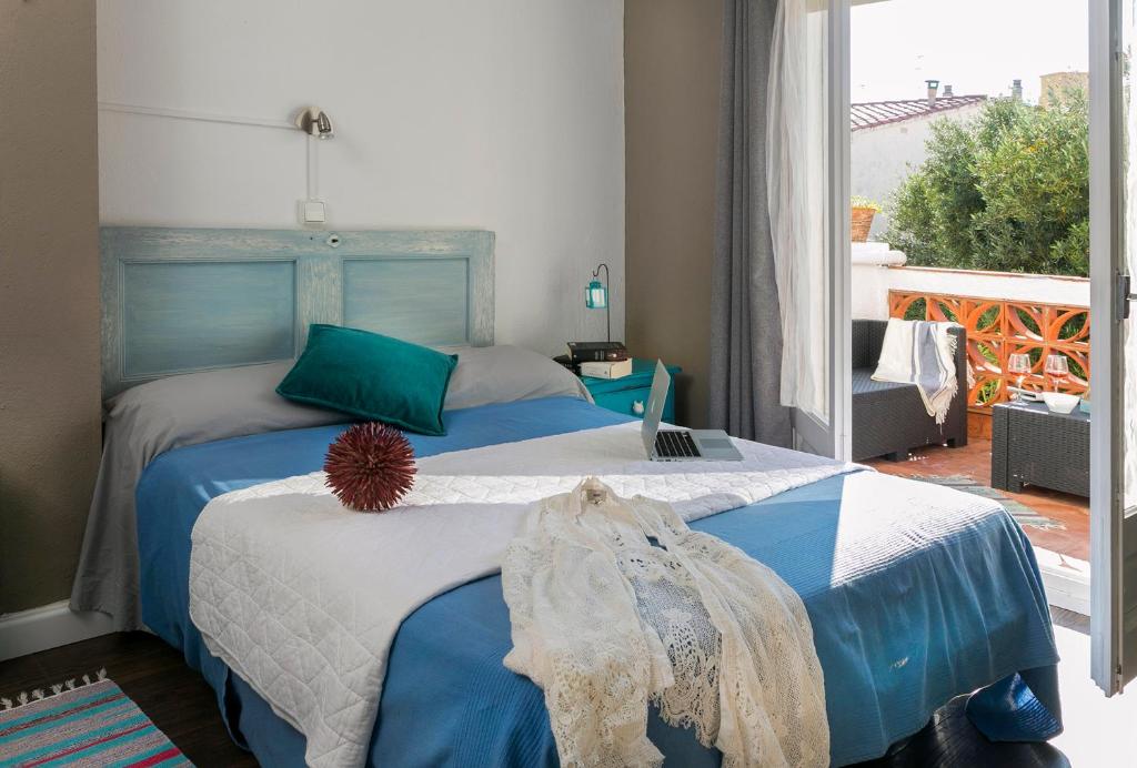 レスカラにあるCasa Llunaのベッドルーム(青と白のベッド1台、窓付)