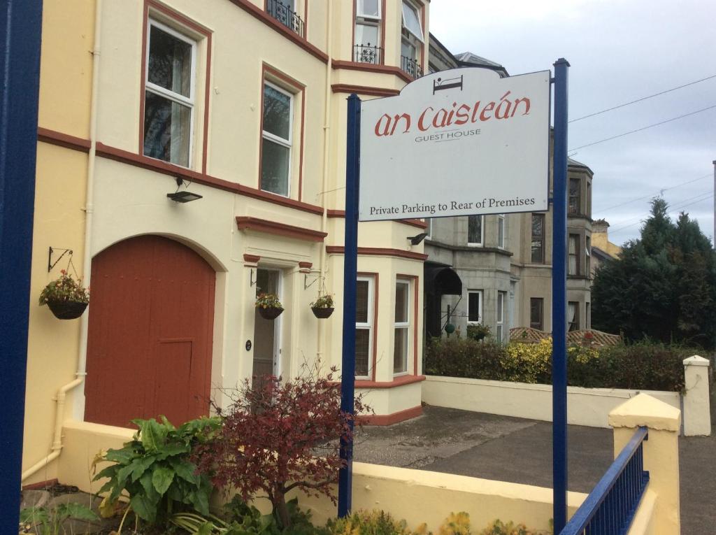 znak przed budynkiem w obiekcie An Caislean Guest House w mieście Ballycastle