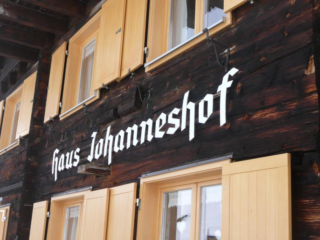 レッヒにあるHaus Johanneshof 1604の建物脇の看板