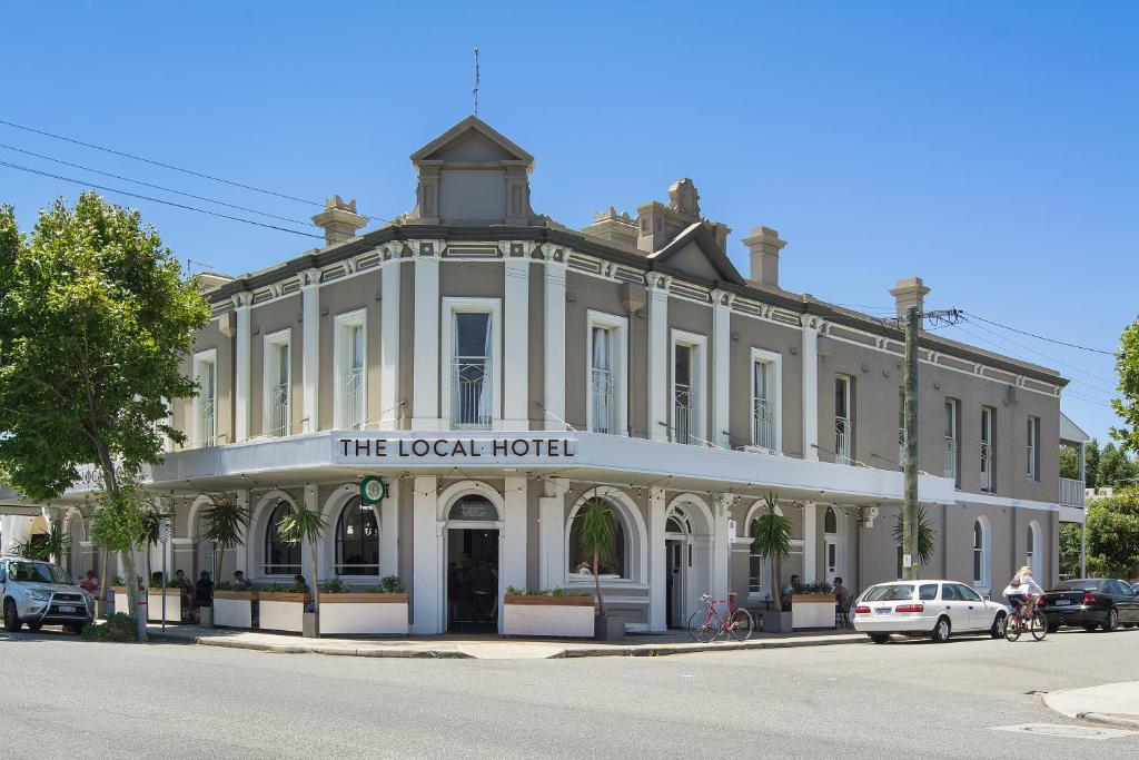 un grande edificio bianco all'angolo di una strada di The Local Hotel a Fremantle