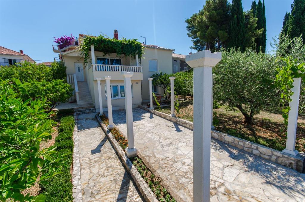 ein Haus mit weißen Säulen davor in der Unterkunft Apartments Maja in Trogir