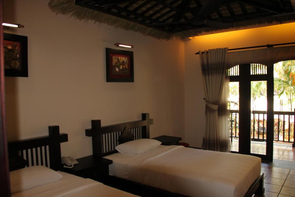 Giường trong phòng chung tại Lotus Village Resort