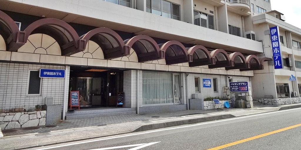 ein Gebäude an der Straßenseite in der Unterkunft Itoen Hotel in Ito