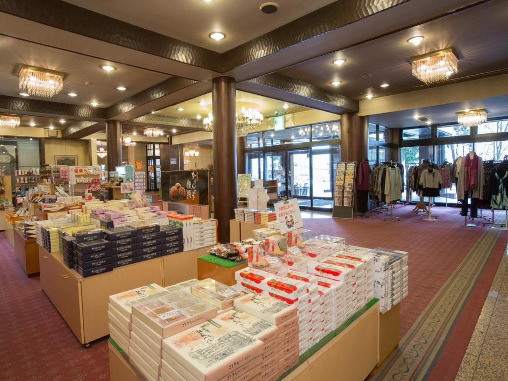 Supermarket nebo jiné obchody v  ryokanu nebo okolí