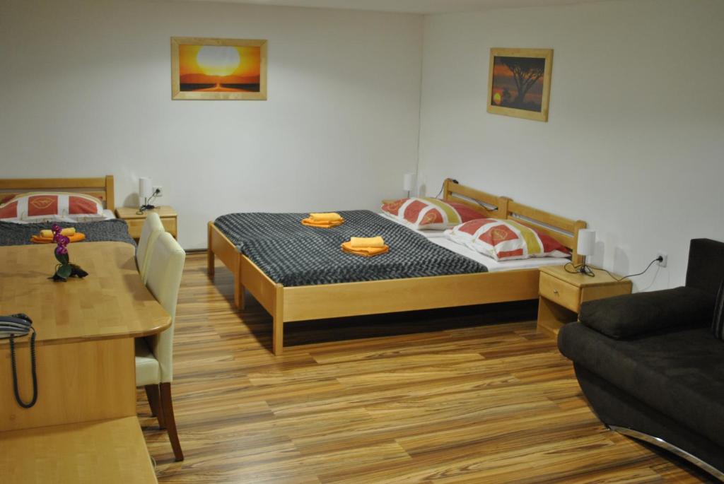 Giường trong phòng chung tại Guest House Čater