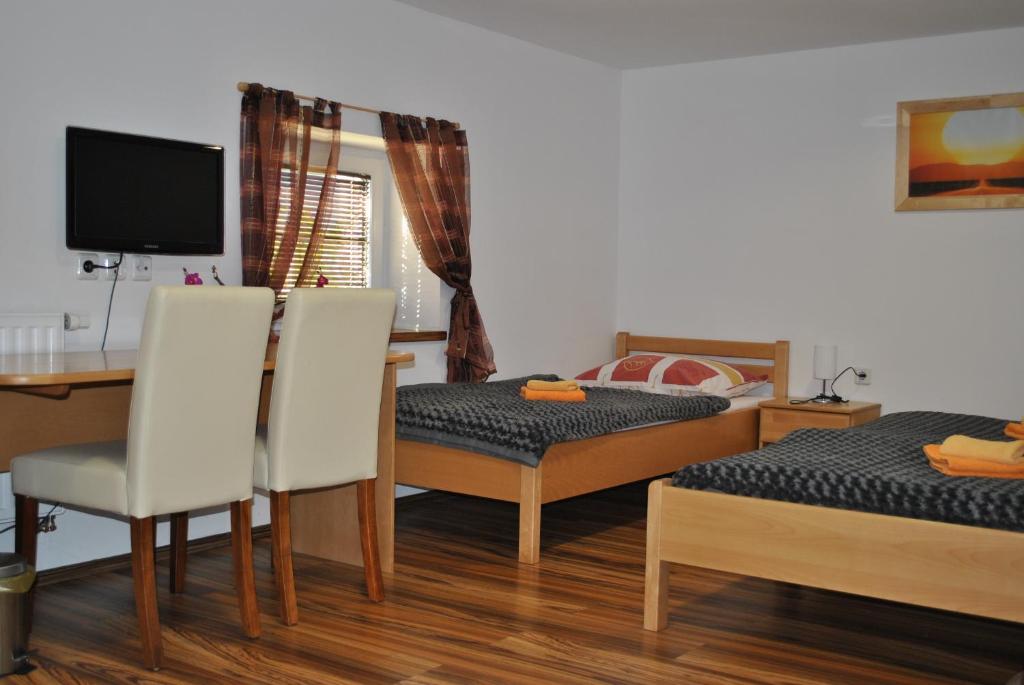 Giường trong phòng chung tại Guest House Čater