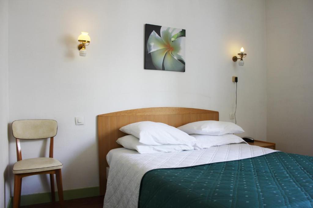 Llit o llits en una habitació de Hotel Le Chapitre