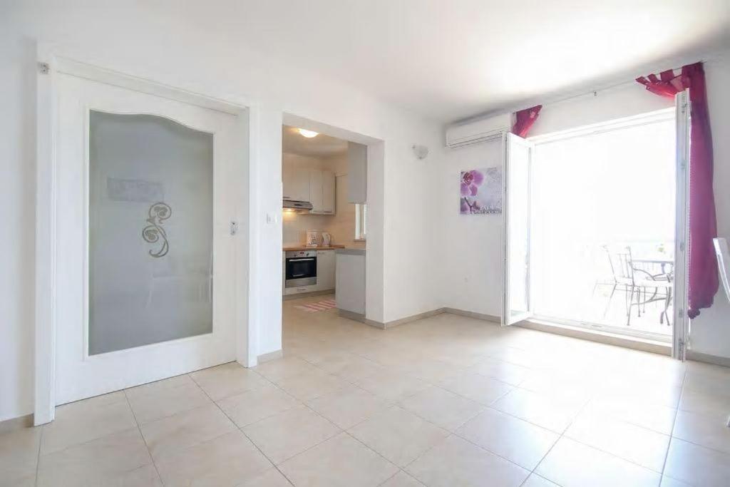 Kuchyň nebo kuchyňský kout v ubytování Mimice Bay Apartments