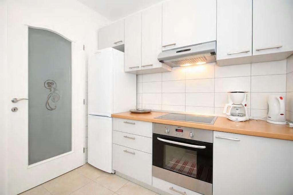 Kuchyň nebo kuchyňský kout v ubytování Mimice Bay Apartments