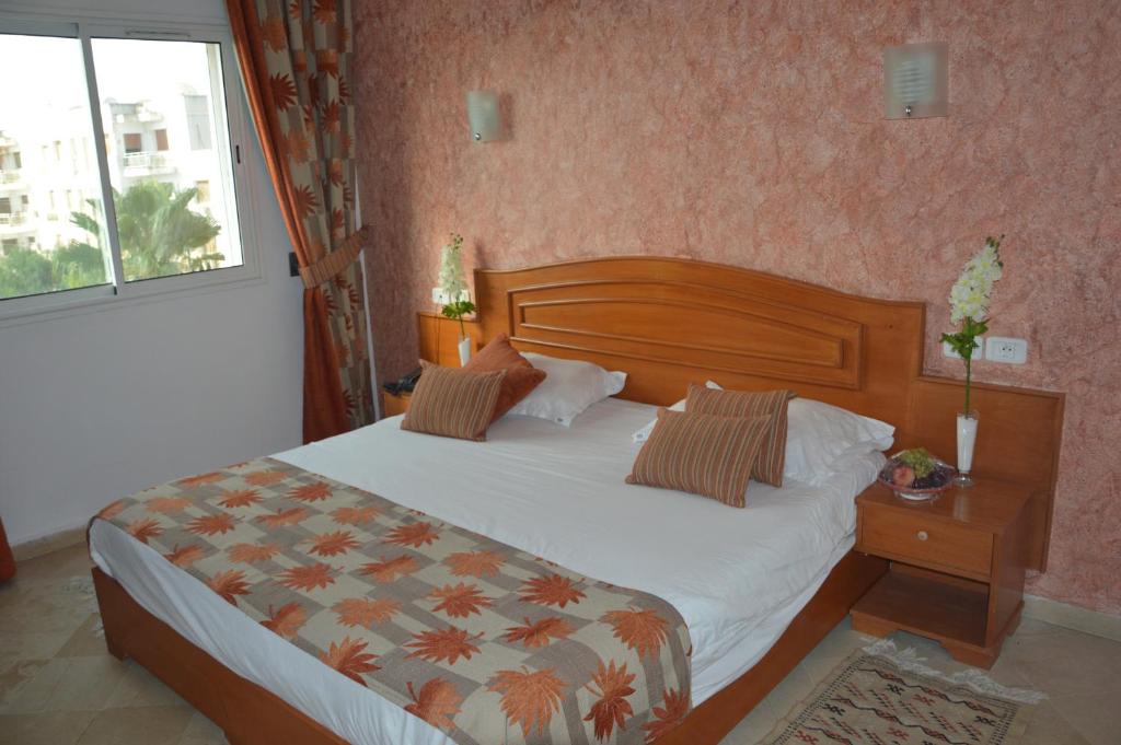 una camera con letto e finestra di Hotel la princesse a Tunisi