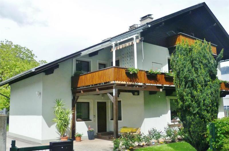 een huis met een balkon met planten erop bij Gaßmayr in Lienz