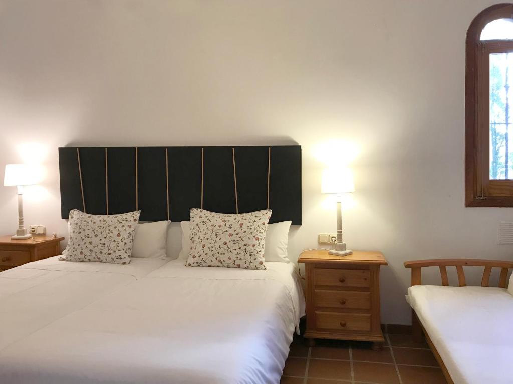 A bed or beds in a room at Apartamentos Turísticos La Mundial