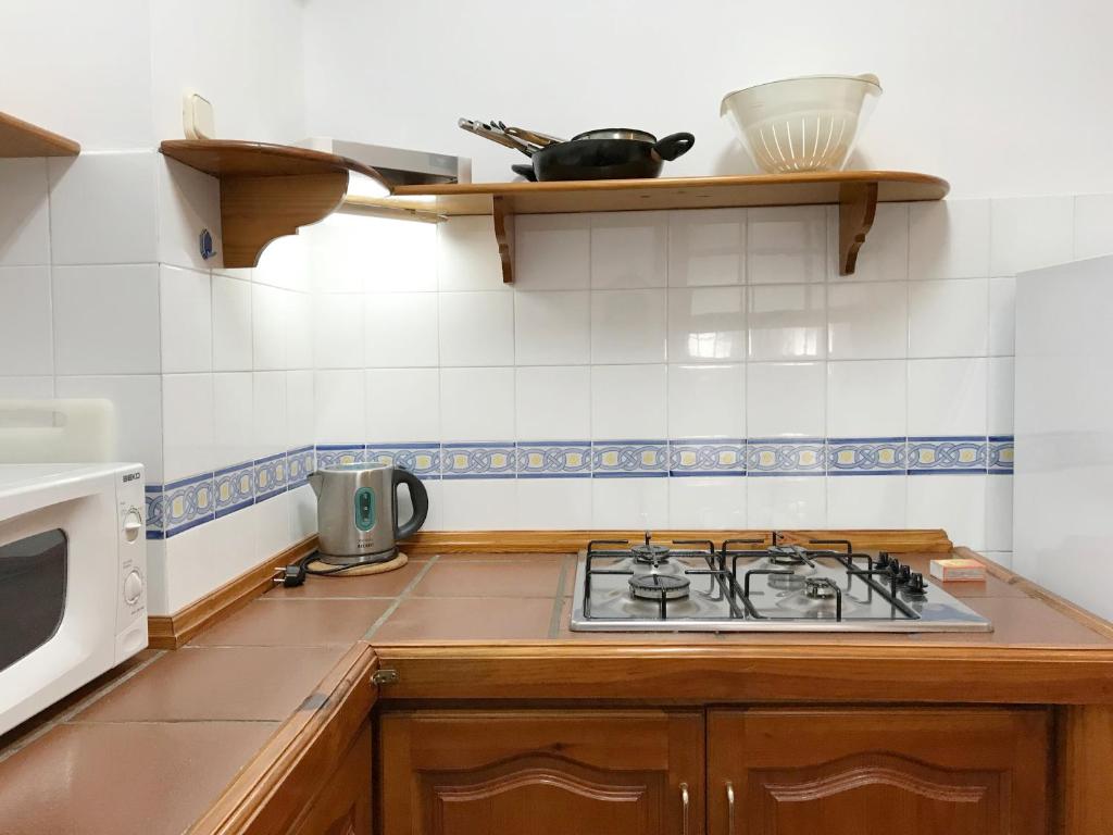 A kitchen or kitchenette at Apartamentos Turísticos La Mundial