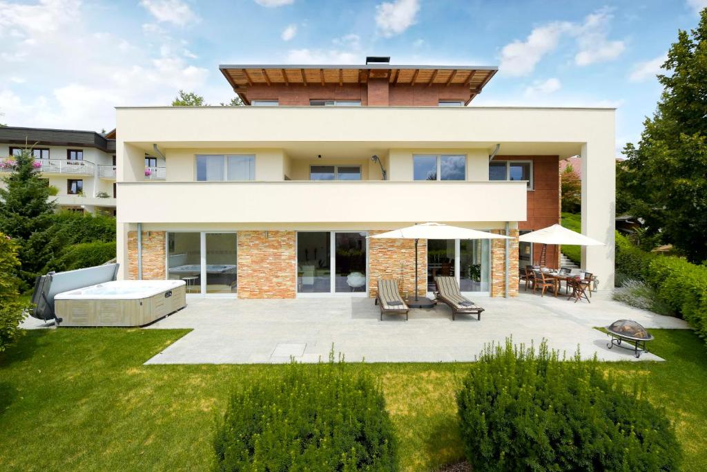 dom z patio i trawnikiem w obiekcie Luxury Apartment Nana w Bledzie