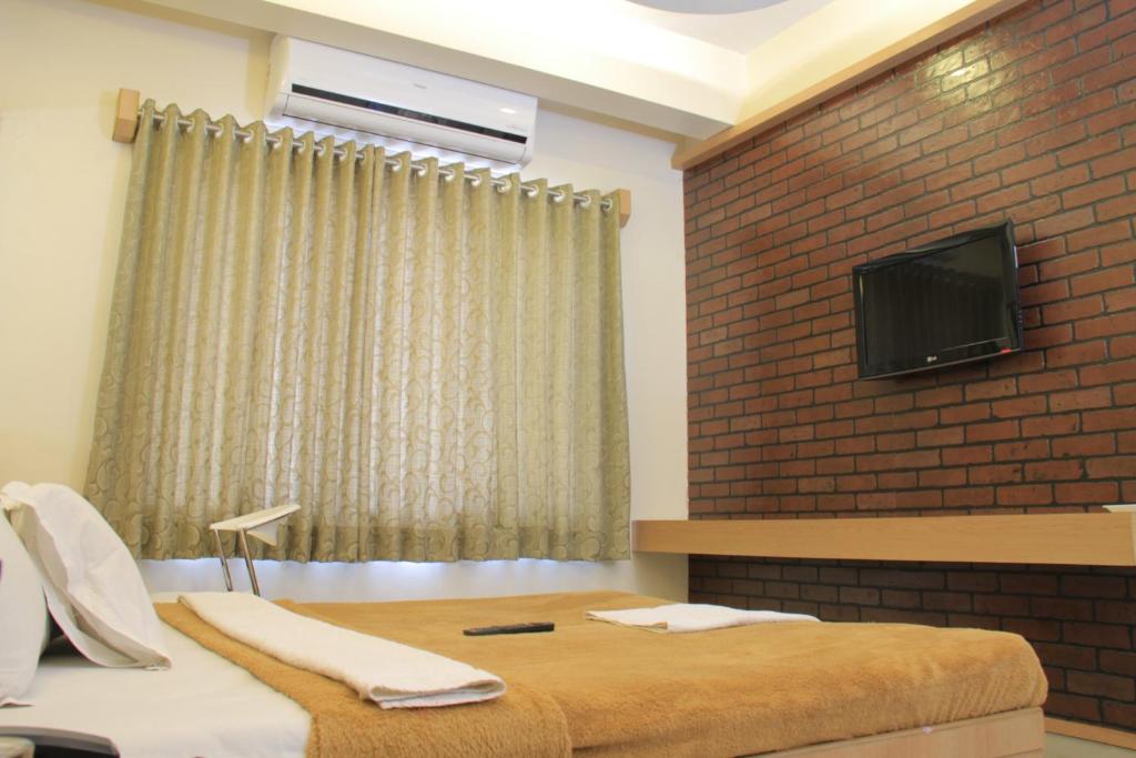 TV a/nebo společenská místnost v ubytování Hotel Sai Gurusthan