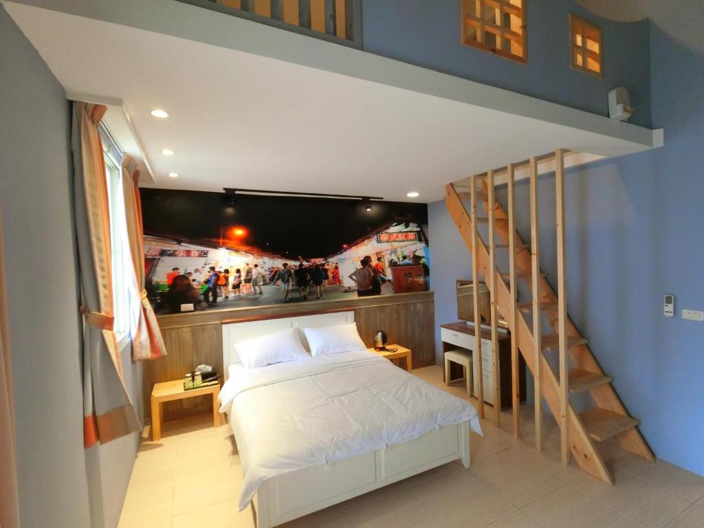 花蓮市にあるTen Minute To Go B&Bの大きなベッドと階段のある寝室