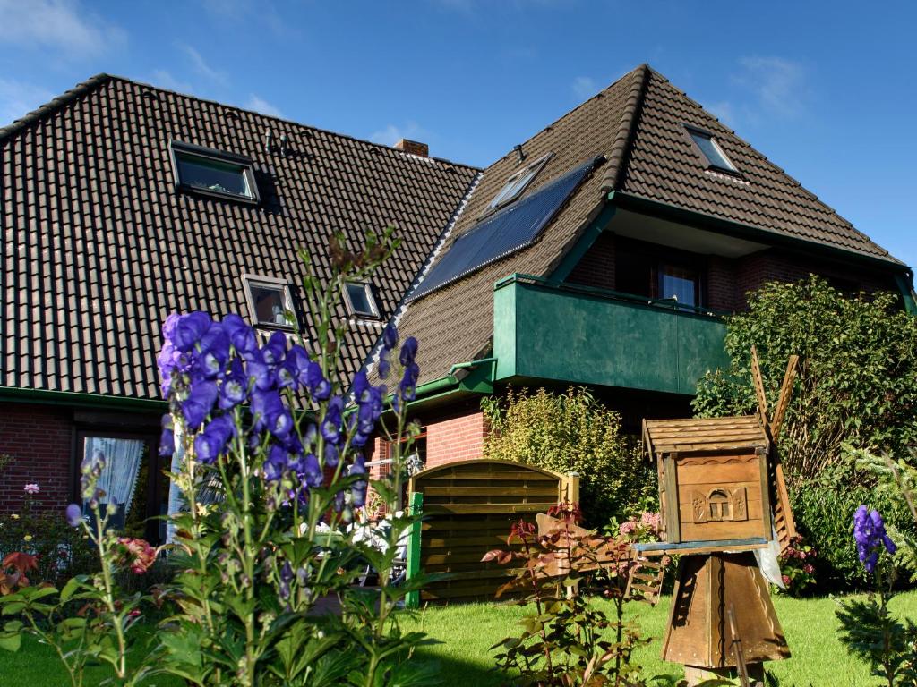 een huis met een tuin ervoor bij Apartmenthaus Hansen in Büsum