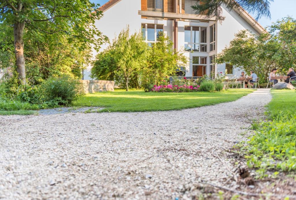 Aed väljaspool majutusasutust Hôtel la Croix Blanche