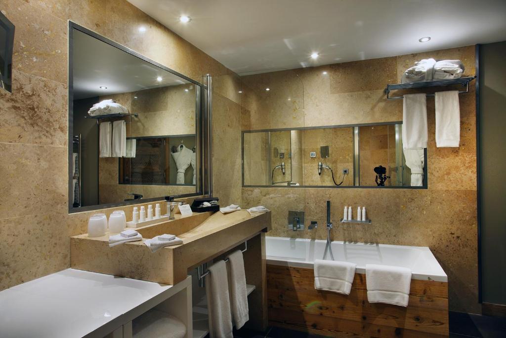 Koupelna v ubytování Hôtel Koh-I Nor by Les Etincelles