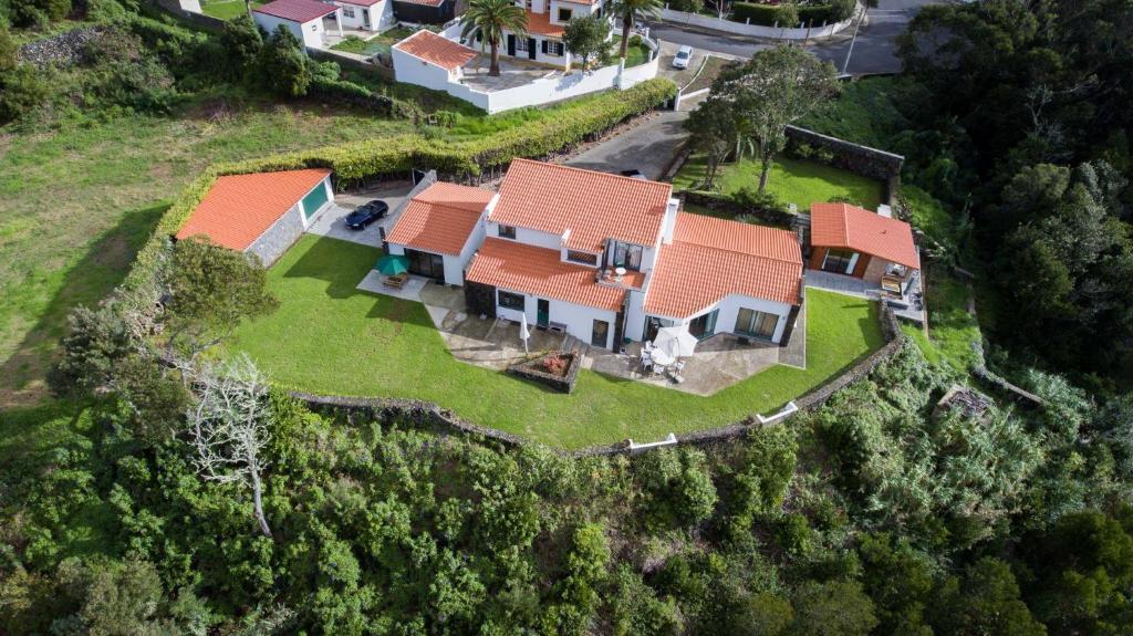 eine Luftansicht eines Hauses mit orangefarbenen Dächern in der Unterkunft Vale Dos Milhafres in Angra do Heroísmo