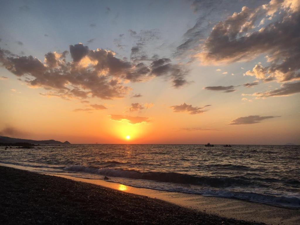 un tramonto sulla spiaggia con l'oceano di Giocasa a Gioiosa Marea