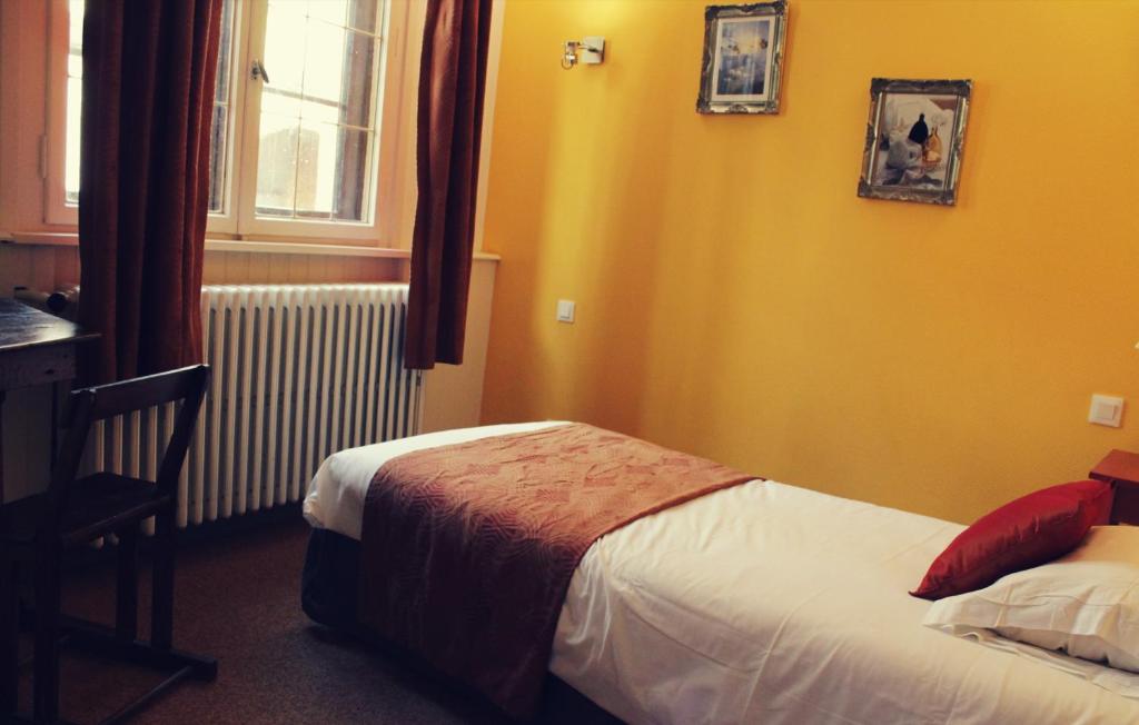 Postel nebo postele na pokoji v ubytování Le Gouverneur Hotel