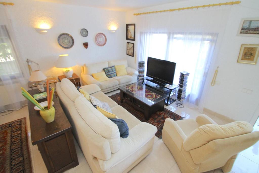 TV a/nebo společenská místnost v ubytování ARENDA Pino Alto Holiday Home Portofino