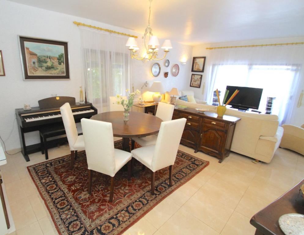 TV a/nebo společenská místnost v ubytování ARENDA Pino Alto Holiday Home Portofino