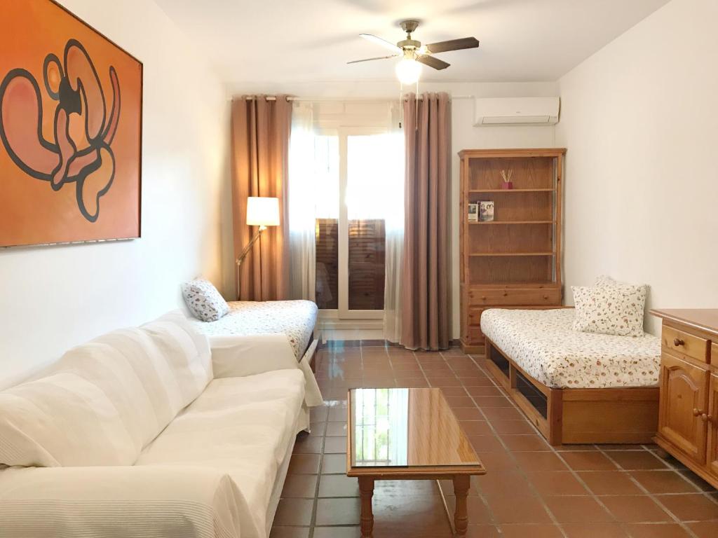 A bed or beds in a room at Apartamentos Turísticos La Mundial