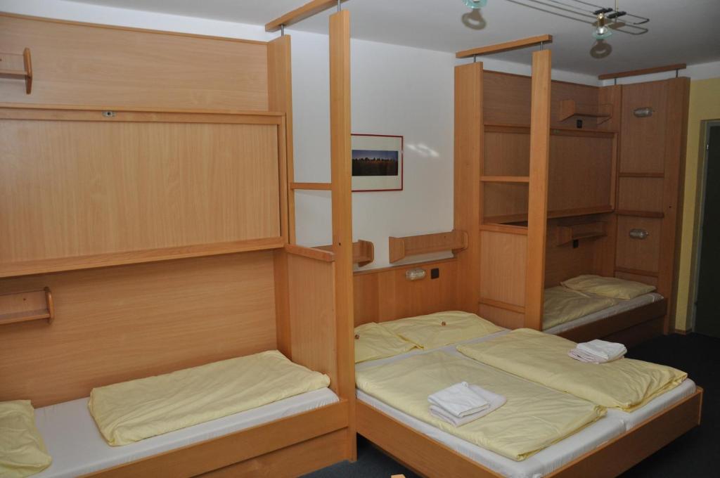 Postel nebo postele na pokoji v ubytování Eduard-Heinrich-Haus, Hostel