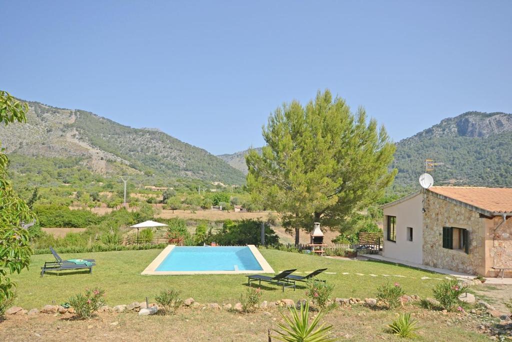 een villa met een zwembad en een huis bij Villa Lila in Moscari