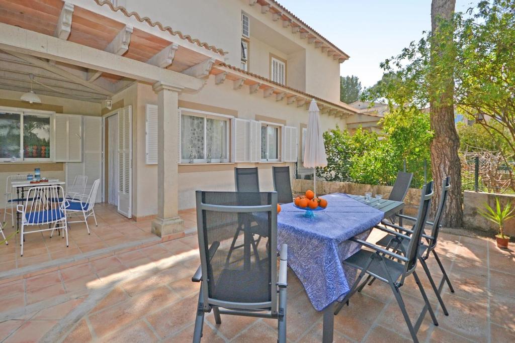 un patio con mesa y sillas en Salada House, en Puerto de Alcudia