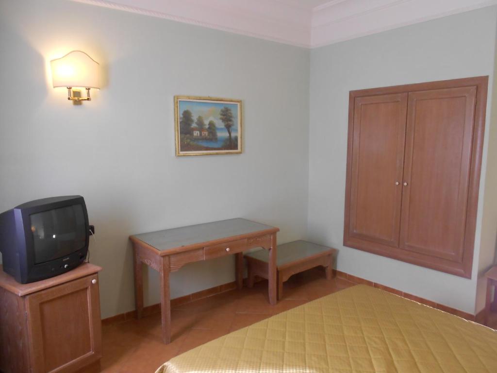 TV a/nebo společenská místnost v ubytování Grand Hotel Pavone