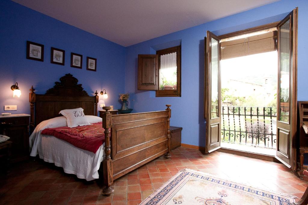 ein Schlafzimmer mit einem Bett und einem großen Fenster in der Unterkunft Casa Leonardo in Senterada