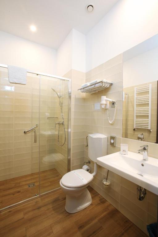 Koupelna v ubytování Medos Hotel