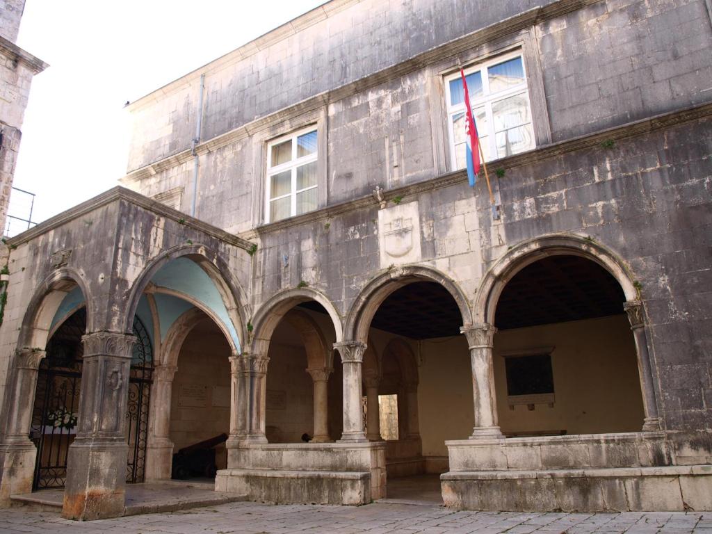 Leut Apartment - Housity