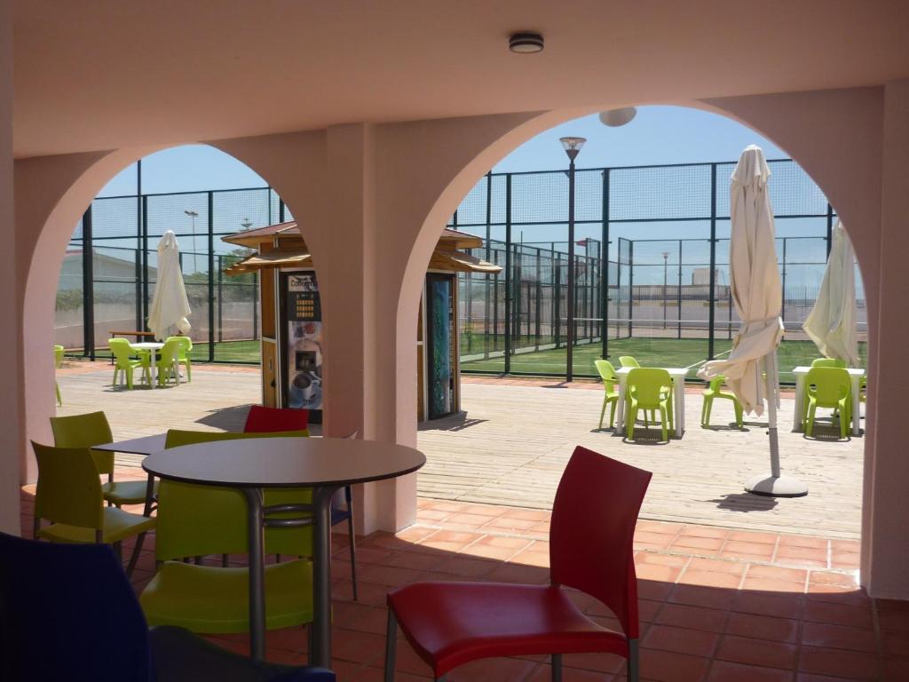 Restauracja lub miejsce do jedzenia w obiekcie Albergue Inturjoven Punta Umbría