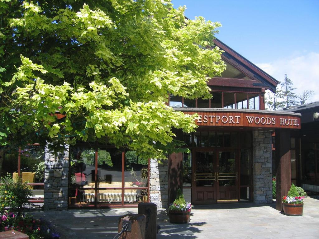 un bâtiment avec un panneau indiquant une auberge en bois résidente dans l'établissement Westport Woods Hotel & Spa, à Westport