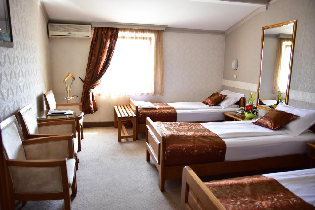 Postel nebo postele na pokoji v ubytování Garni Hotel Lav