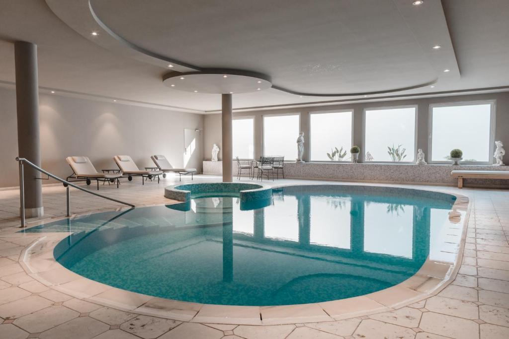 Bazén v ubytování Hotel Tiefenbrunn Gardensuites & Breakfast nebo v jeho okolí
