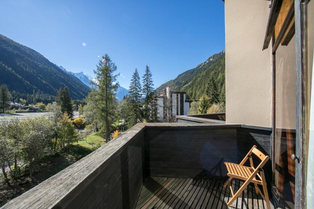 einem Holzstuhl auf dem Balkon eines Hauses in der Unterkunft Résidence Grand Roc - Ancolies 213 - Happy Rentals in Chamonix-Mont-Blanc