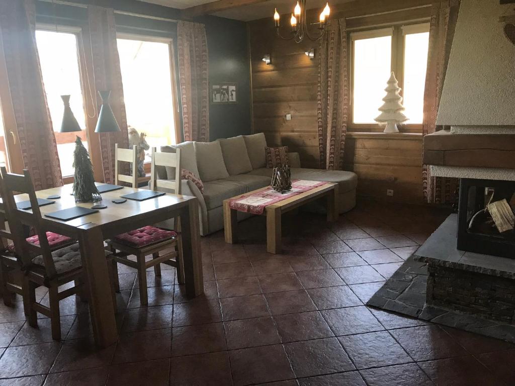 ザコパネにあるMy second home - Chamonix Style Apartmentのリビングルーム(ソファ、テーブル付)