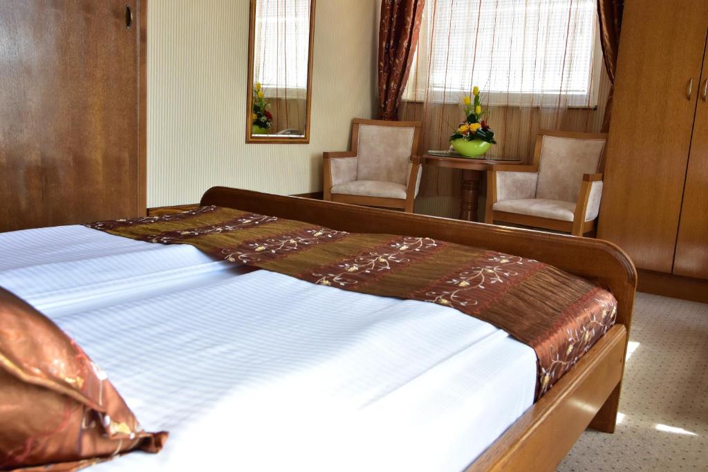 Postel nebo postele na pokoji v ubytování Garni Hotel Lav