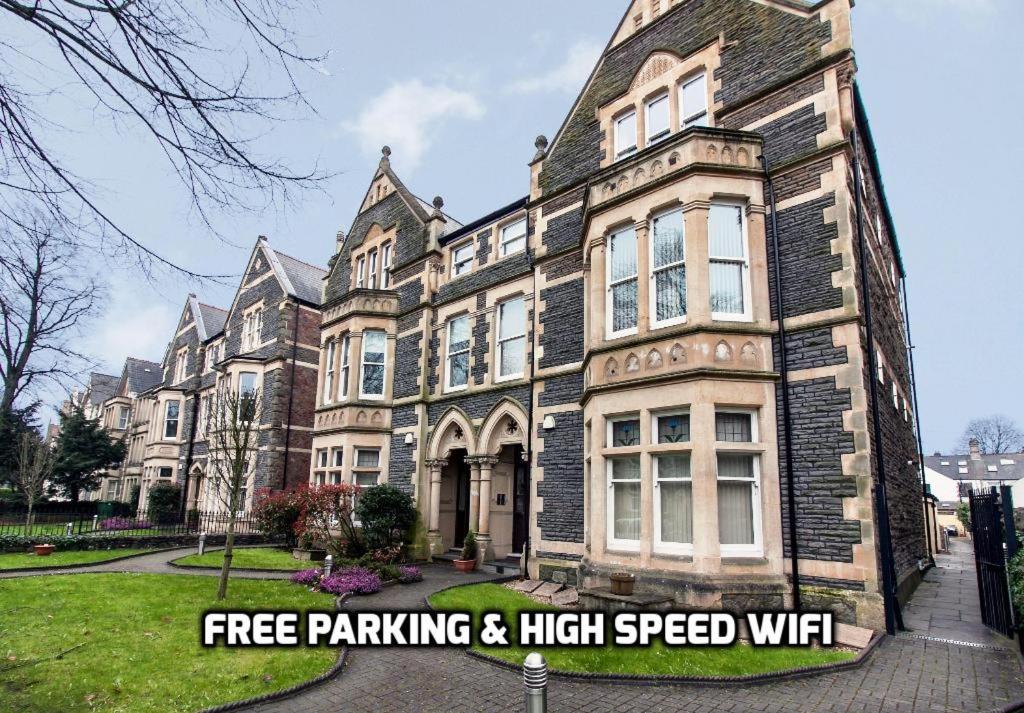 un gran edificio con un cartel que lee aparcamiento gratuito y wifi de alta velocidad en Cwrt Sofia en Cardiff