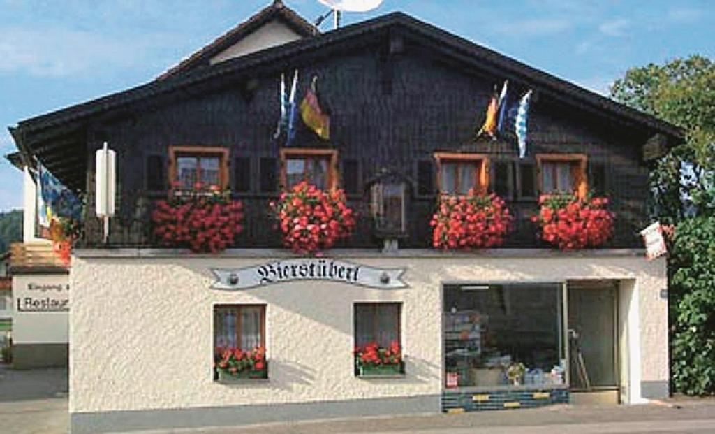 einen Laden mit Blumen auf der Vorderseite eines Gebäudes in der Unterkunft Landgasthof "Altes Haus" in Waldmünchen