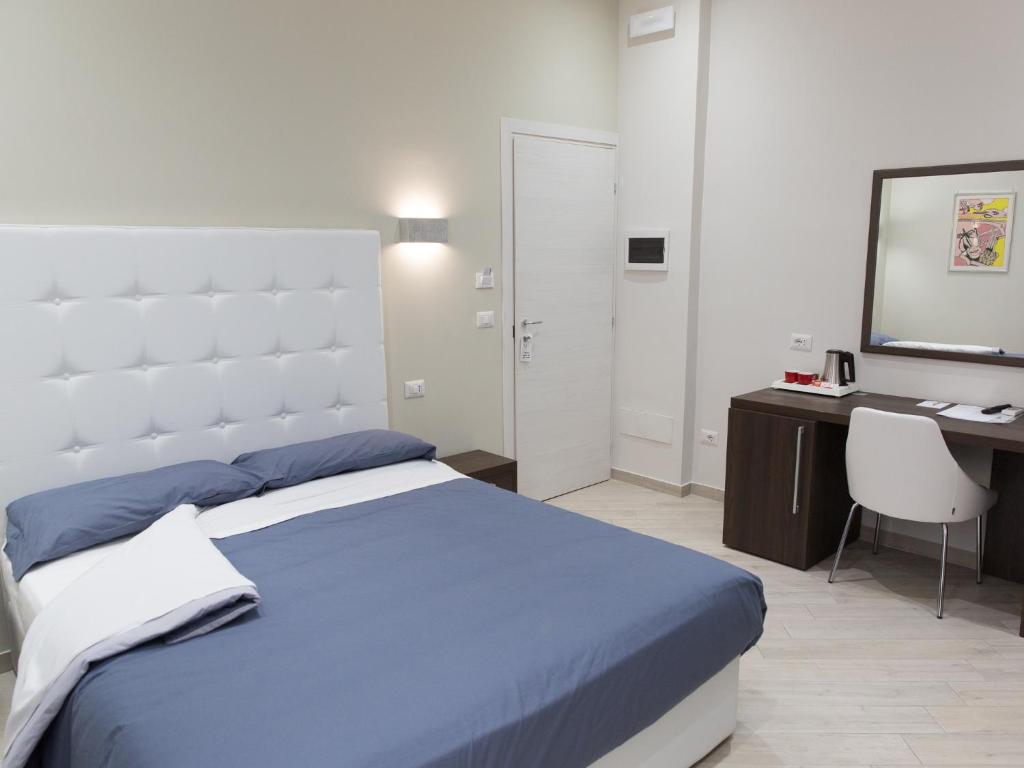 Postel nebo postele na pokoji v ubytování Venustas Roma Hotel