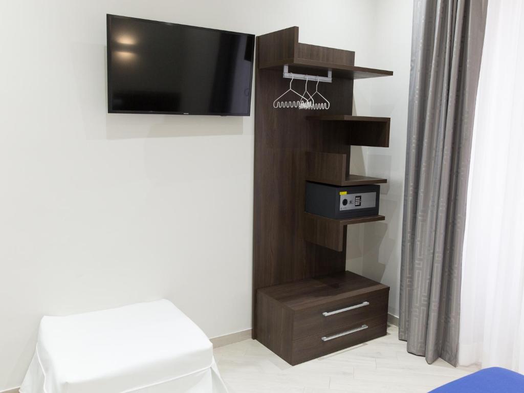 TV a/nebo společenská místnost v ubytování Venustas Roma Hotel