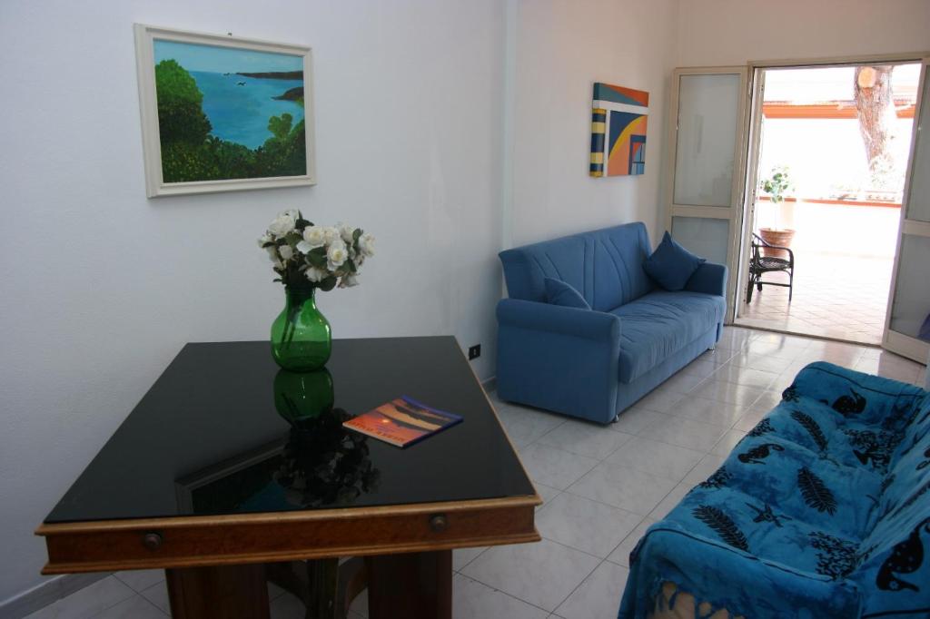 スフェッラカヴァッロにあるCorallo bluのリビングルーム(テーブル、青いソファ付)